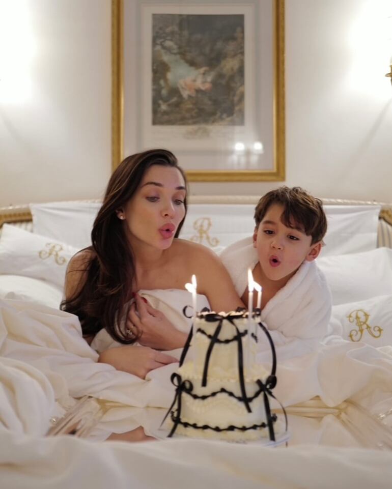 Amy Jackson soplando las velitas con su hijo Andreas. (Instagram/Amy Jackson)