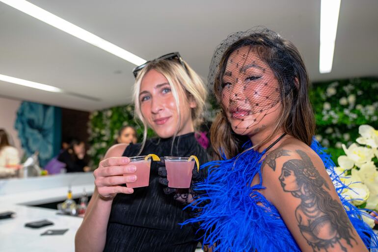 Dos mujeres muestran dos vasos con el famoso trago Martini Cosmopolitan de la serie "Sex and the City" durante un evento de presentación de la muestra "Sex and the City: 25 years"  en el barrio del Soho en Nueva York (EEUU). 