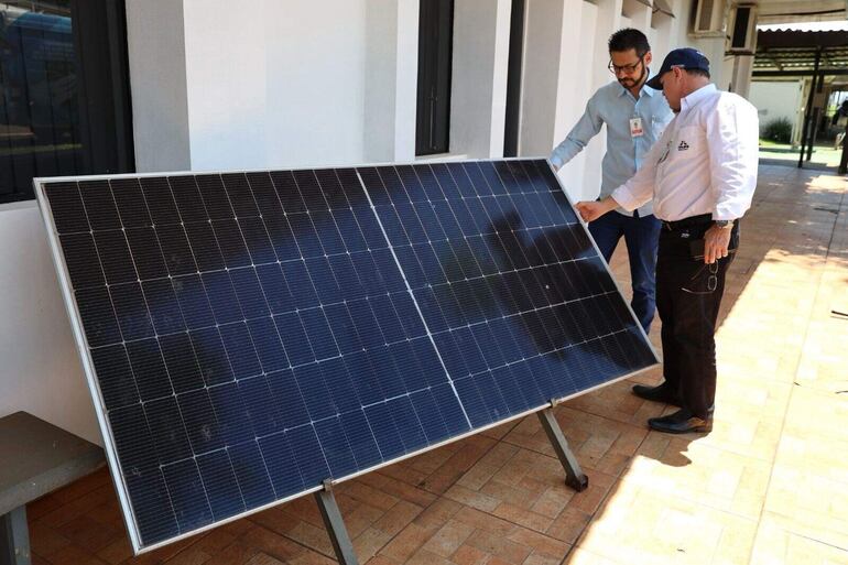 Itaipú estima que la planta solar flotante esté lista este año.