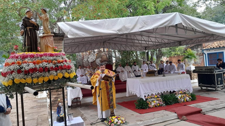 Monseñor Digno Benítez presidió la misa de este domingo en la localidad de San Antonio.