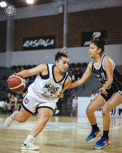 Belén Pereira de Olimpia Queens enfrenta a Paz Franco de Libertad, en el victoria olimpista.