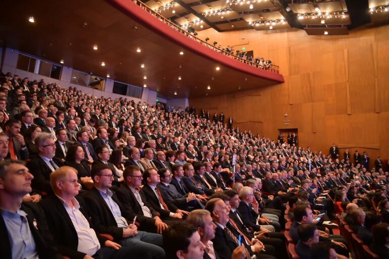 Los inversionistas escucharon atentamente al ministro Carlos Fernández Valdovinos cuando se comprometió a que no subirán los impuestos en este gobierno.