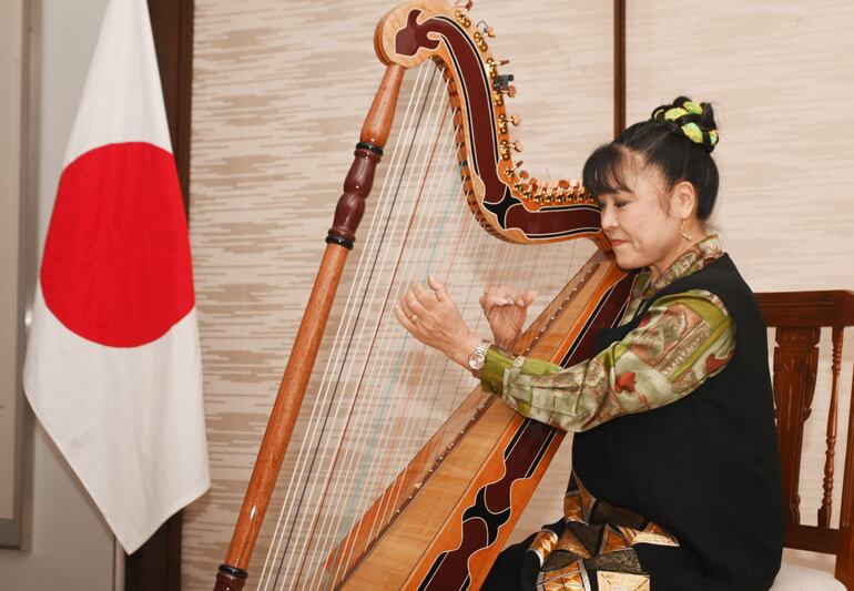 Lucia Shiomitsu reconocida arpista japonesa.