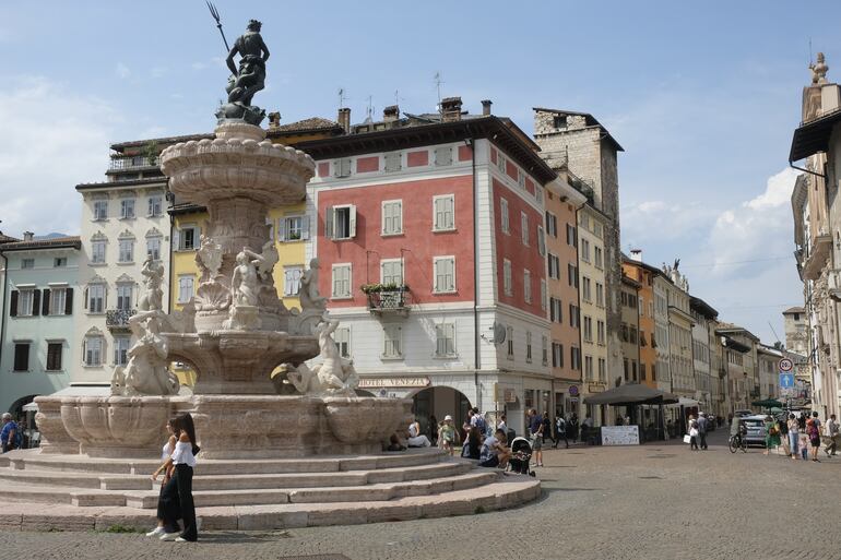 ARCHIVO - La Piazza Duomo, con la Fuente de Neptuno, es el centro natural de Trento. Foto: Florian Sanktjohanser/dpa