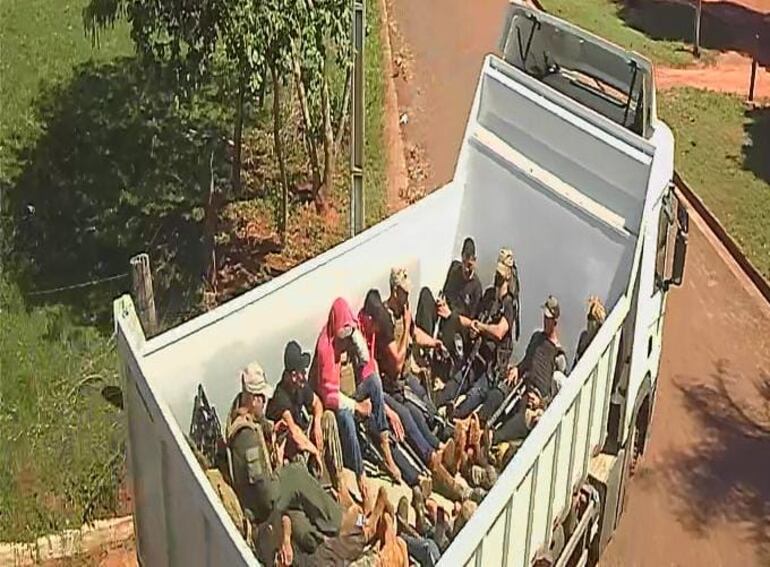 Camiones con hombres fuertemente armados transitaban escoltados por un convoy, al estilo de los cárteles mexicanos.