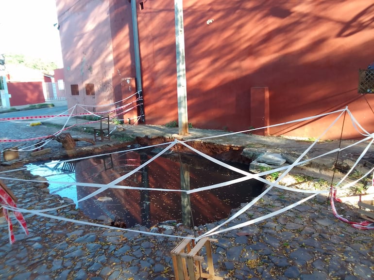 Pozo ciego a cielo abierto apeligra a estudiantes del Colegio Pablo L. Avila.