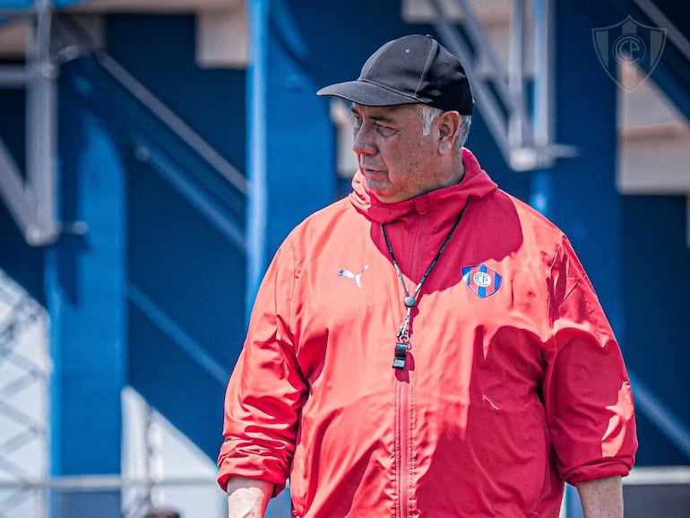 Carlos Jara Saguier, entrenador de Cerro Porteño, en la movilización del plantel en la Ollita, en Asunción, Paraguay.