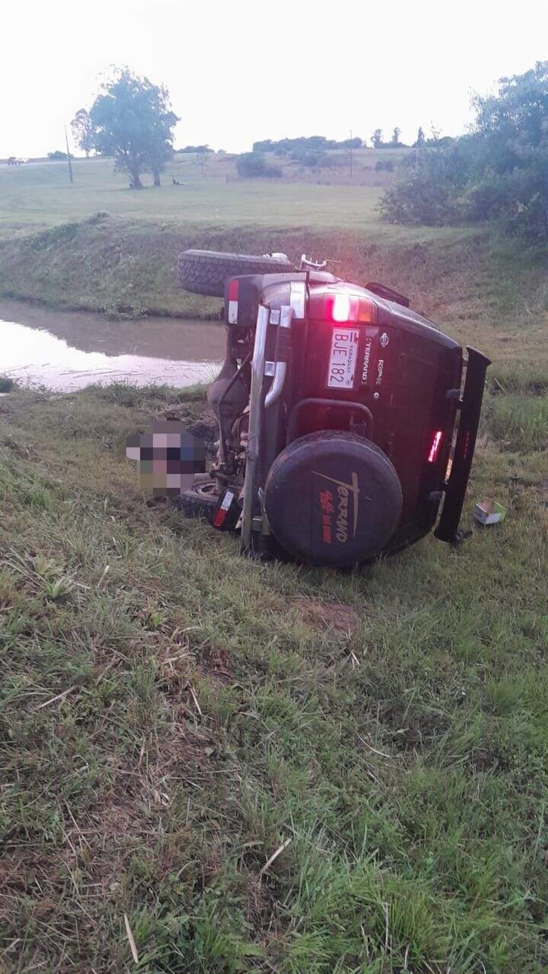 El conductor quien dio positivo al alcotest perdió el control y volcó a un costado de la ruta PY01.