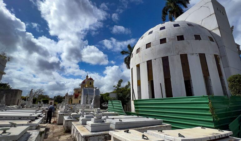 Para el magnate cubano del azúcar, Juan Pedro Baró, nada sería demasiado lujoso para depositar los restos de la gran pasión de su vida, Catalina Lasa, fallecida en 1930. Como la leyenda de esta pareja, el Cementerio de Colón en La Habana atesora conmovedoras historias de amor.