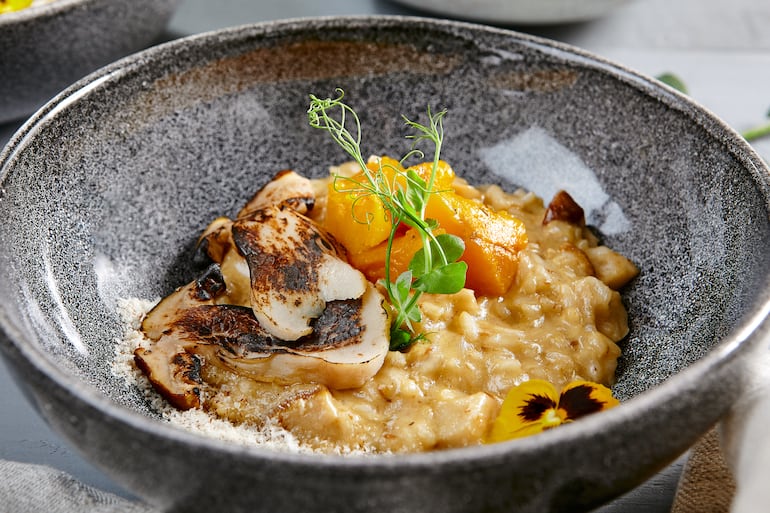 Risotto azafranado con hongos y crema de calabaza.