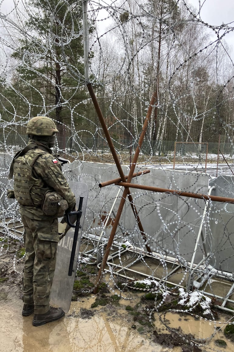 Un soldado vigila el paso fronterizo de Polowce-Pieszczatka, en la frontera entre Polonia y Bielorrusia. Las áreas rurales en torno al bosque de Bialowieza (Polonia), uno de los parajes naturales más valiosos de Europa, afrontan el reto de seguir atrayendo turistas pese al creciente despliegue militar en la zona por los ataques híbridos desde Bielorrusia, una situación que, según las autoridades polacas y los habitantes del lugar, no altera su vida cotidiana. 