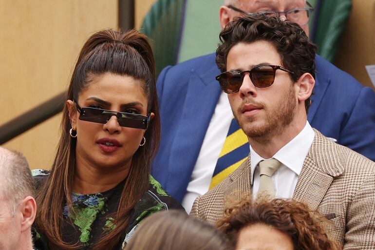 Priyanka Chopra y Nick Jonas en Wimbledon. (Adrian DENNIS/AFP)