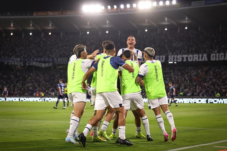 Los jugadores de Talleres de Córdoba celebran un gol en el partido frente a Huracán por la fecha 25 de la Liga Profesional de Argentina.