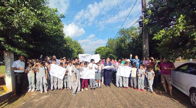 Estudiantes, docentes y padres de familia de la escuela básica Nº 2752, del colegio nacional San Juan Bautista  se manifestaron frente a las sedes educativas para pedir la colocación de las lomadas