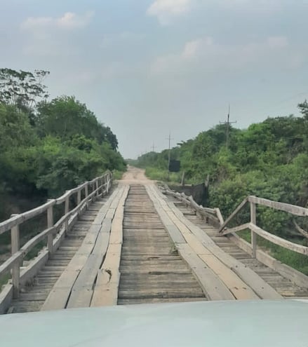 Los puentes en su mayoría son de madera y deben ser reparados constantemente.