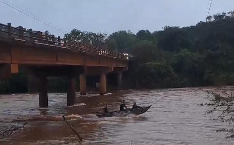 Personal del Área Naval del Este se encargan del operativo de búsqueda en el río Monday.