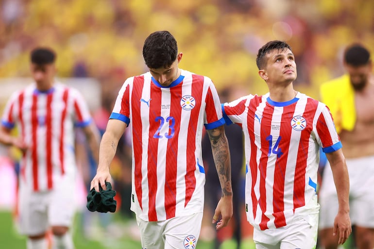 Mathías Villasanti (I) y Andrés Cubas, jugadores de la selección paraguaya, lamentan la derrota ante Colombia por la primera fecha del Grupo D de la Copa América 2024 en el NRG Stadium, en Houston, Texas.