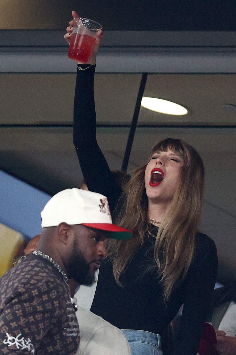 Taylor Swift brindando durante el encuentro de Kansas City Chiefs y New York Jets en el MetLife Stadium, en East Rutherford, New Jersey.   (Elsa/Getty Images/AFP)
