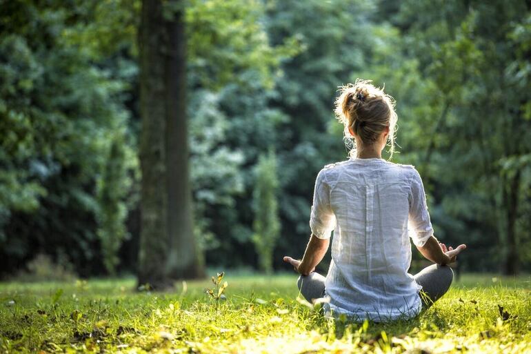 Una mujer meditando. La salud mental es un aspecto crucial del bienestar general y afecta cómo pensamos, sentimos y actuamos en la vida diaria. Con la creciente presión y el ritmo acelerado del mundo moderno, cuidar de nuestra salud mental se ha convertido en una prioridad que no se debe pasar por alto.