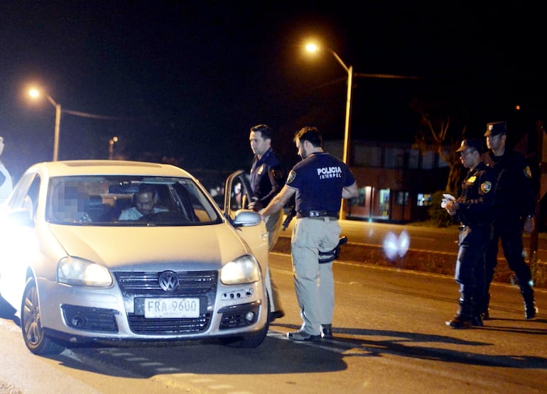 A las 23:00, policías de Interpol aprovechan una barrera de la comisaría de José Domingo Ocampos y paran el coche.