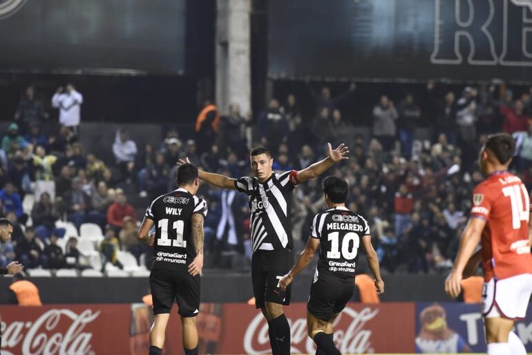 Oscar Cardozo anotó el gol del empate para Libertad