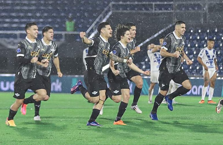 Los jugadores de Libertad festejan la victoria por penales en el partido ante Sportivo Ameliano por la revancha de los cuartos de final de la Copa Sudamericana 2024 en el estadio Defensores del Chaco, en Asunción, Paraguay.