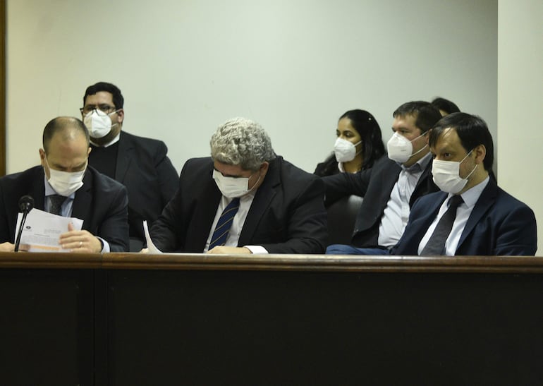 Nidia Godoy y Patricia Ferreira sentadas detrás de sus abogados defensores en la audiencia preliminar ante la jueza Clara Ruiz Díaz.