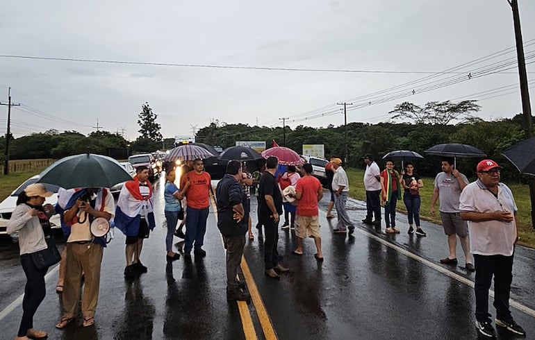 Pobladores de Carmen del Paraná y Cnel. Bogado protestaron bajo la lluvia, pidiendo el traslado del peaje, tal como se comprometió el MOPC.