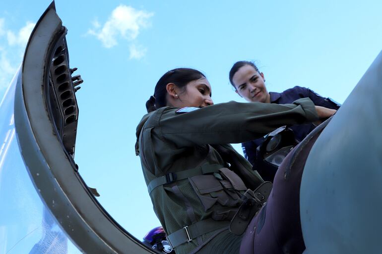 La alta velocidad y maniobrabilidad de los aviones de caza exigen mucho al cuerpo. Los pilotos deben someterse a un riguroso entrenamiento físico y monitoreo de salud.