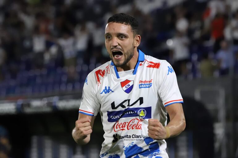 El paraguayo Diego Duarte, futbolista de Nacional, celebra un gol en el partido frente a Atlético Nacional por la Fase 2 de la Copa Libertadores 2024 en el estadio Defensores del Chaco, en Asunción.