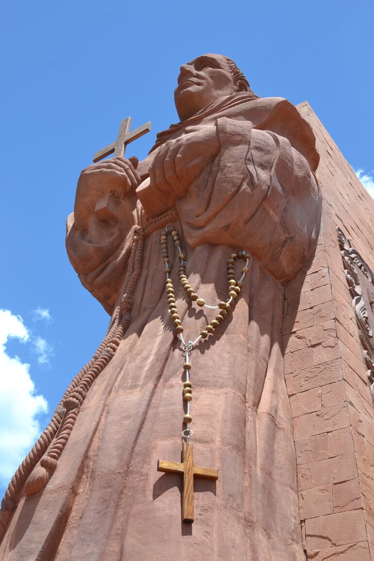 Monumento en alto relieve en piedra arenisca roja, una obra del arquitecto Néstor Gastón, de Caazapá.