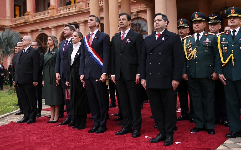 Autoridades participan del izamiento del Pabellón Nacional, para dar inicio a los festejos conmemorativos del aniversario de la Independencia Nacional, en los jardines del Palacio de Gobierno.