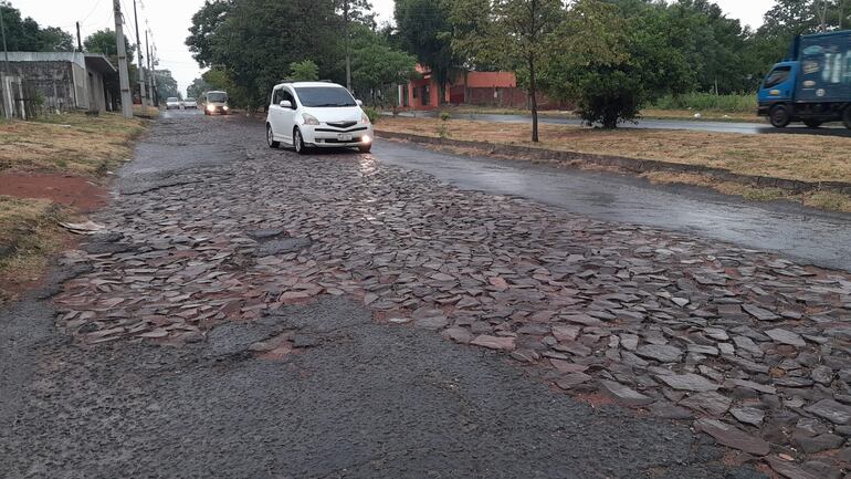 La avenida Pai Américo Ferreira, que une con la ruta PY01, se encuentra en lamentable estado.