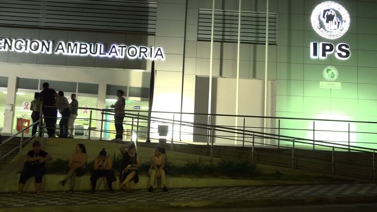 En horas de la madrugada, asegurados del Instituto de Previsión Social (IPS) esperando en el Centro Ambulatorio del Hospital Central para conseguir turnos de especialidades.