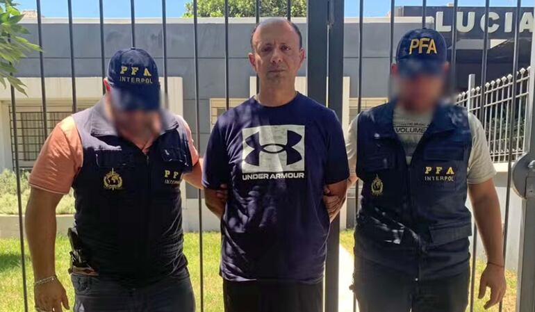 Diego Dirisio, bajo custodia policial en Córdoba.