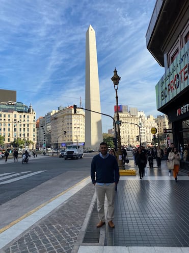 Felipe Ariel "Gato" Giménez inició su recorrido de la capital porteña en la zona del Obelisco,