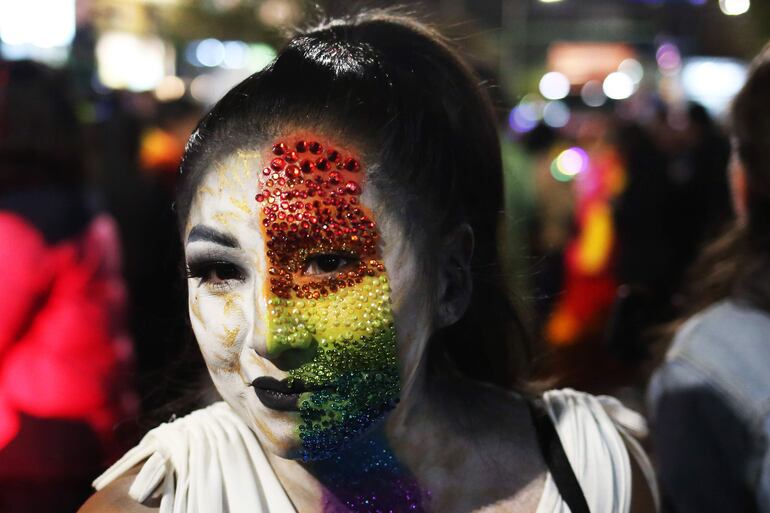 Una mujer participa en la marcha del orgullo LGTBI en La Paz. 