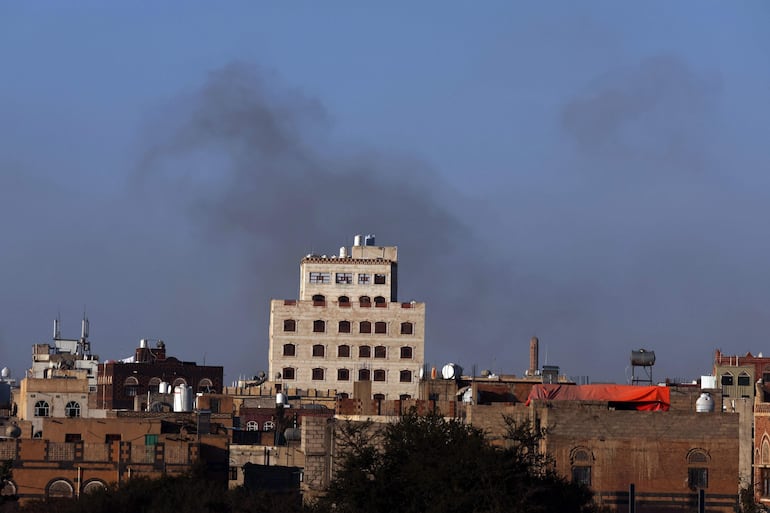 Ataque israelí sobre aeropuerto de Saná, Yemen.