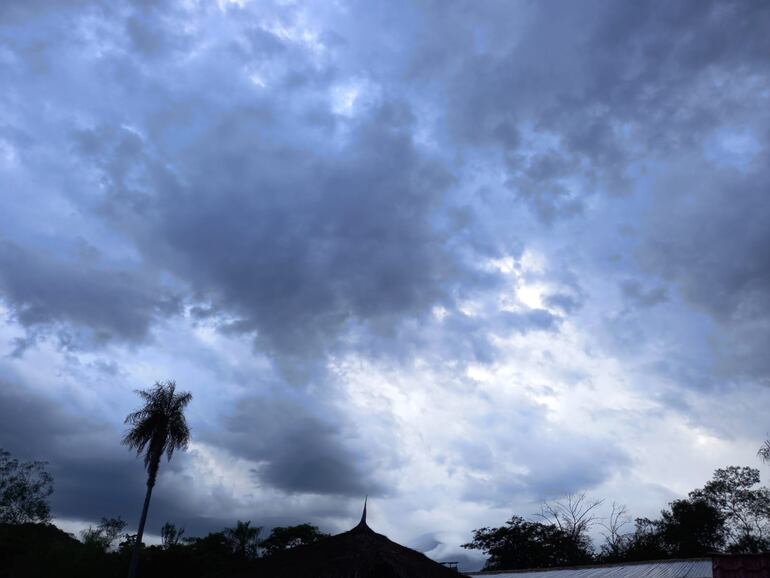 Se espera para hoy tormentas eléctricas y fuertes vientos