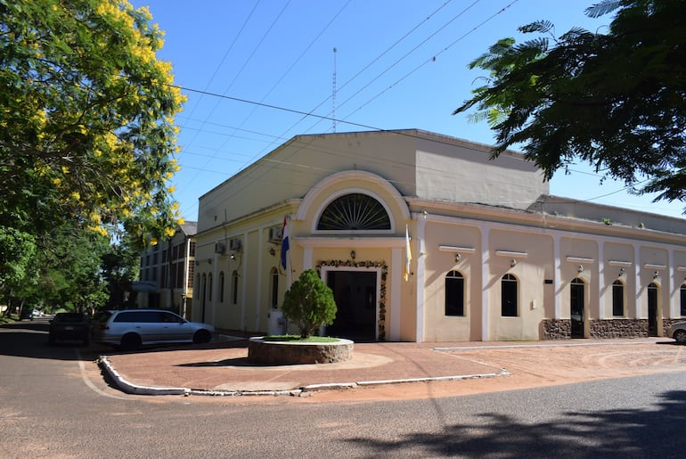 La Municipalidad de Acahay que se encuentra vacía sin recursos económicos