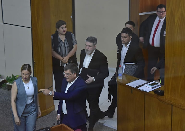 Representantes de banco Atlas ingresando a la sala de sesiones del Senado ayer, donde se desarrolló la sesión de la gomisión "garrote".