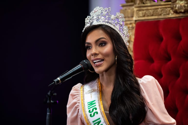 La Miss Internacional Venezuela 2023, Sakra Guerrero, participa en una rueda de prensa hoy, en Caracas (Venezuela). La docente Ileana Márquez, de 27 años, ganó este jueves el popular concurso de belleza Miss Venezuela, convirtiéndose en la primera madre en competir y triunfar en esta gala.