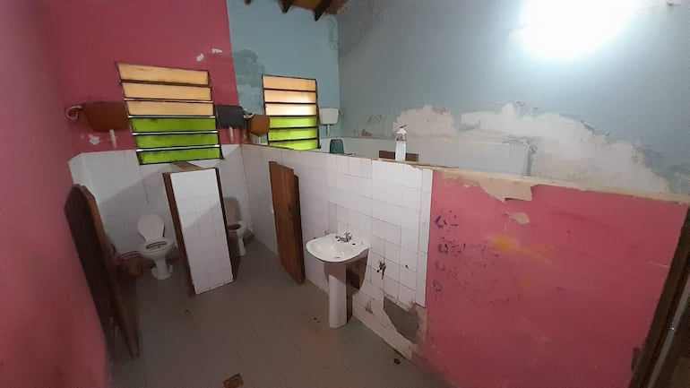 Sanitario en precarias condiciones en la escuela Mauricio José Troche.