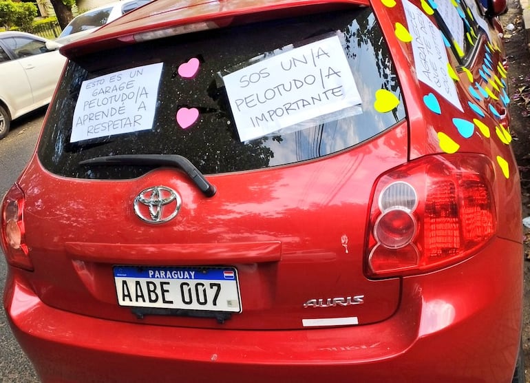 Auto fue empapelado con hojas lleno de mensajes de enojo porque estaba mal estacionado.