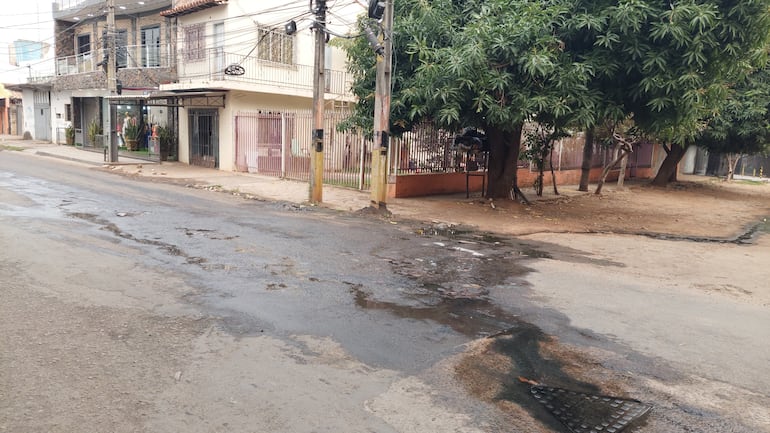 Agua servida de cloaca en Fernando de la Mora