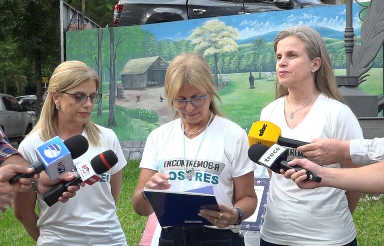 Las hermanas Silvana, Beatriz y Lorena Denis, hijas del exvicepresidente Óscar Denis, secuestrado por el EPP.