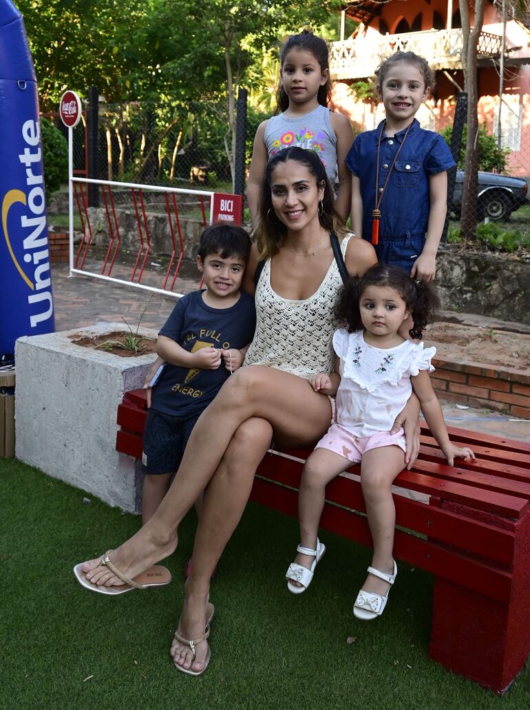 Rocío Trabucco con Lucas Viedma, Olivia Casuccio, Mica Viedma y Sofía Casuccio.