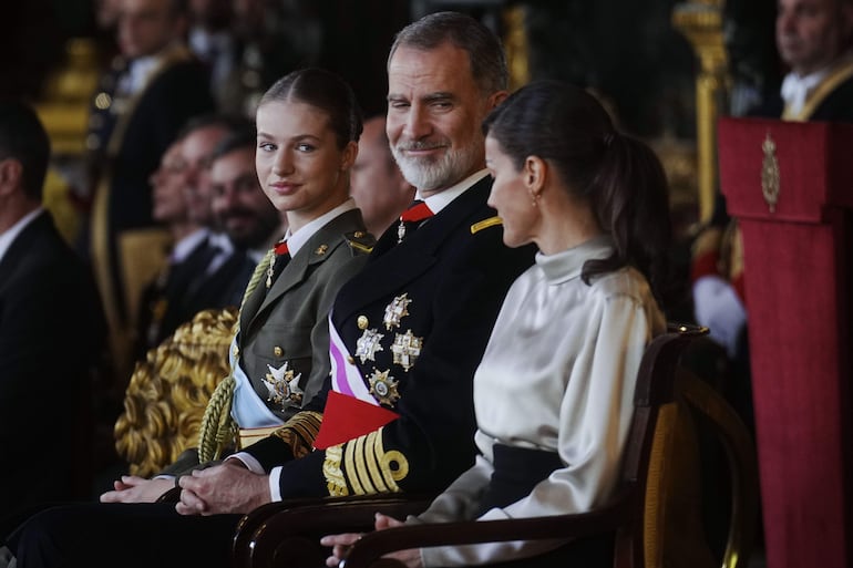 La princesa Leonor, el rey Felipe VI, y la reina Letizia, durante la recepción en el Palacio Real con motivo de la Pascua Militar. Leonor ha sido bautizada por la prensa británica con el nickname de "action girl" .