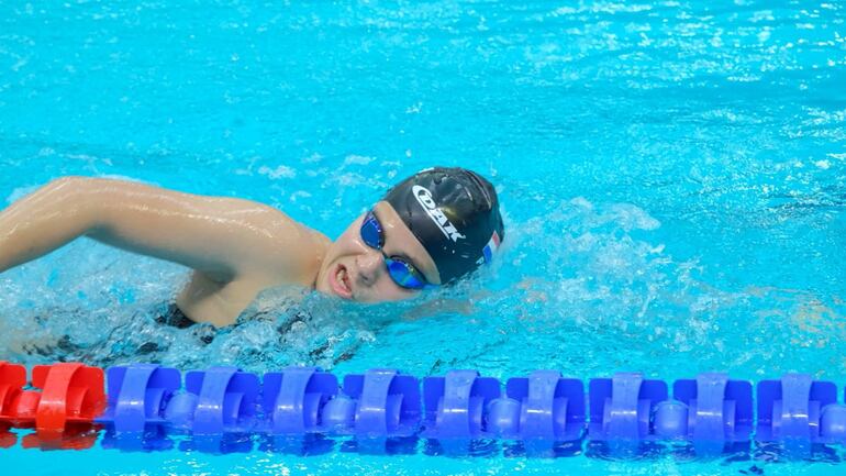 Luana Alonso y María José Arrua representan al Team Paraguay en Natación (rama femenina).