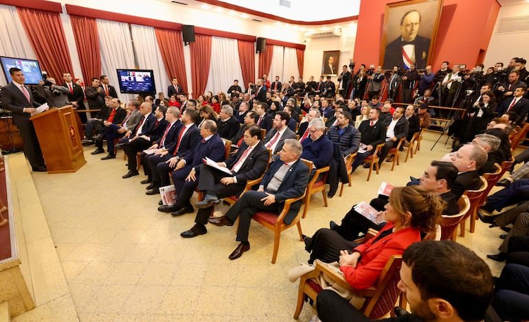 El presidente Santiago Peña habla ante los miembros de la Junta de Gobierno del Partido Colorado, el lunes.